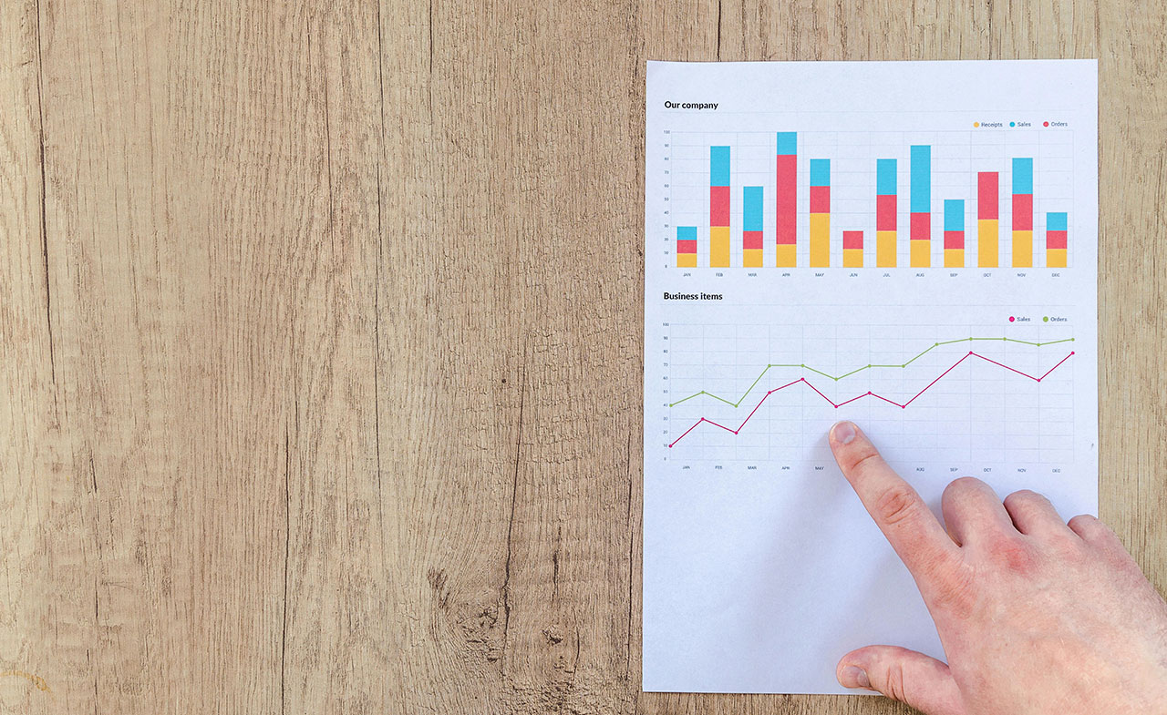 mano- de- hombre- señalando- el gráfico- de-informe